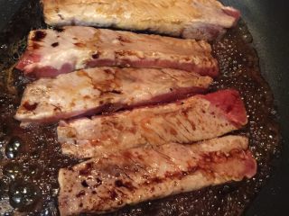 2、姜烧肋排,料酒、生抽、味淋、糖混成一碗调料汁，均匀倒在肋排上；