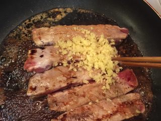 3、姜烧肋排,放入姜末；