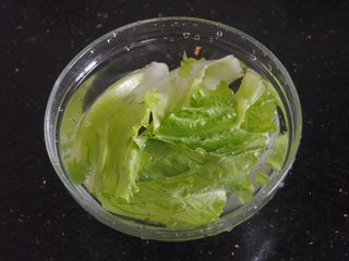 1、猪肝拌卷粉,生菜用盐水浸泡十分钟