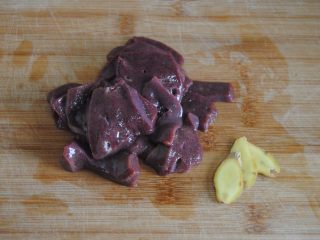 4、猪肝拌卷粉,猪肝洗净切块