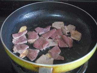 7、猪肝拌卷粉,倒入猪肝翻炒