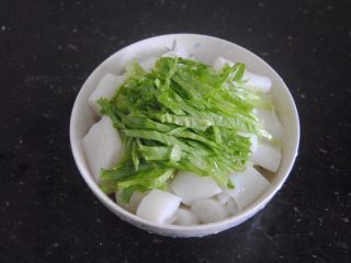9、猪肝拌卷粉,卷粉放进碗内，放入生菜丝