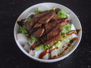 11、猪肝拌卷粉,把剩余的酱油，黄豆酱和苹果醋淋上即可食用