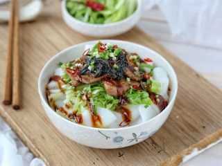 12、猪肝拌卷粉,放上适量橄榄菜和葱花即可食用