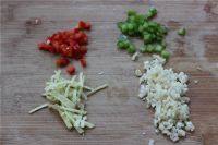 4、蒜蓉粉丝扇贝,蒜剥皮切成末，姜切成细丝，青、红椒切成粒