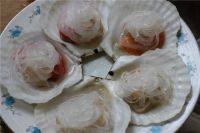 5、蒜蓉粉丝扇贝,将事先处理好的扇贝摆在盘中，依次放入泡软的粉丝