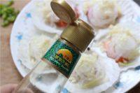 7、蒜蓉粉丝扇贝,再淋上少许蒸鱼豉油，撒上青、红椒粒