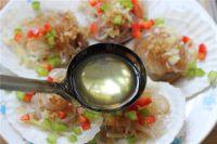9、蒜蓉粉丝扇贝,汤勺中加热茶油至勺中油冒青烟后关火，小心地淋在每个扇贝上即可