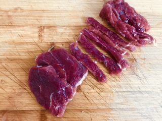 3、青豆牛肉粒,再把肉片改刀切成长条