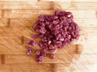 4、青豆牛肉粒,接着把牛肉条切成小粒