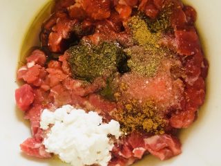 5、青豆牛肉粒,把牛肉粒放入容器内 加适量的盐 黑胡椒粉 花椒粉 淀粉 生抽 料酒 香油拌匀腌制15分钟