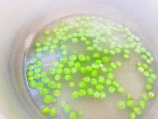 6、青豆牛肉粒,豌豆用开水烫煮3分钟捞出沥干水份