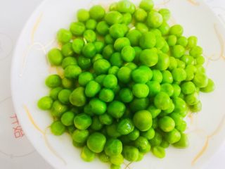 7、青豆牛肉粒,在煮豌豆时放入几滴色拉油 撒上一点盐 这样做可以让煮熟的豌豆颜色更加鲜艳明亮