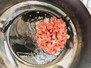 8、青豆牛肉粒,热锅冷油放入腌制好的牛肉粒