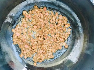 9、青豆牛肉粒,用小火滑散肉粒儿 直到肉粒从红色变成金黄色即可盛出控油