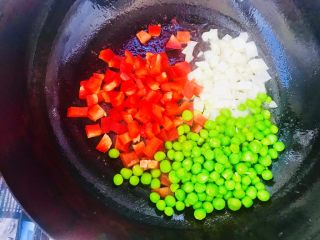 11、青豆牛肉粒,把准备好的豌豆和红辣椒丁一并放入锅中翻炒