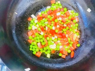 12、青豆牛肉粒,放入少许盐 鸡精调味