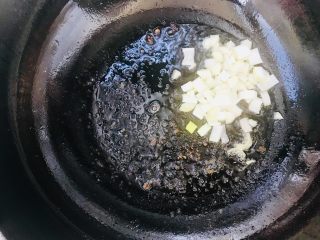 10、青豆牛肉粒,锅中留底油倒入葱姜蒜末炒香