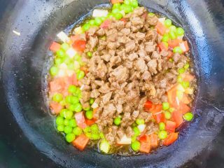 13、青豆牛肉粒,再把刚才过油的牛肉粒倒入锅中 