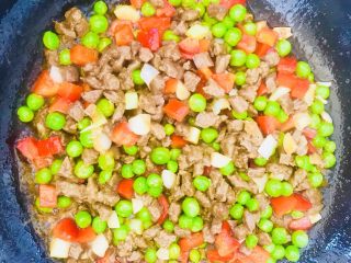14、青豆牛肉粒,翻炒均匀 淋上少许水淀粉勾芡 