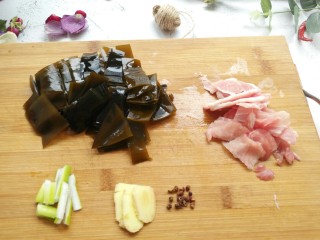 2、利湿消肿――海带汤,海带切片,瘦肉切片,葱切丝。