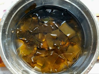 3、利湿消肿――海带汤,海带用温水清洗多次,知道海带不粘为止。