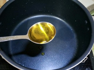 4、利湿消肿――海带汤,汤锅加入一勺油。