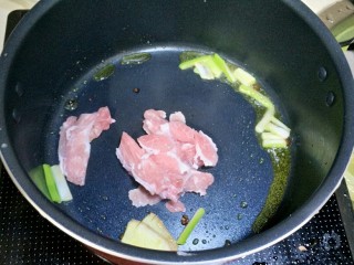 6、利湿消肿――海带汤,加入瘦肉煸炒。