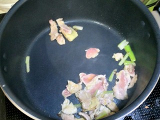 7、利湿消肿――海带汤,炒至肉基本变色。