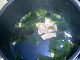 8、利湿消肿――海带汤,加入海带稍微炒一下,海带加热后会立即变绿。