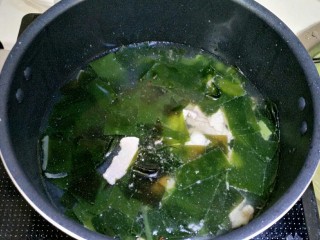 9、利湿消肿――海带汤,加入一汤碗清水,大火煮开。
