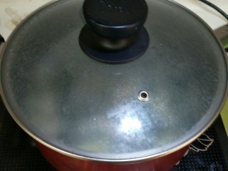 11、利湿消肿――海带汤,盖上锅盖小火煮5分钟。