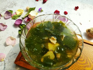 14、利湿消肿――海带汤,以前看韩剧,看着她们喝海带汤觉得好好喝呀,现在自己也可以轻松搞定啦!