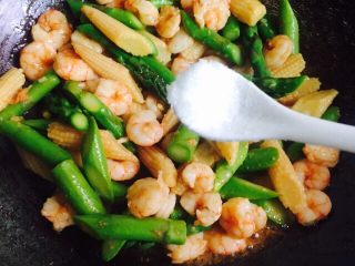 30、双笋炒虾仁（芦笋+玉米笋）,出锅前加少许味精调味