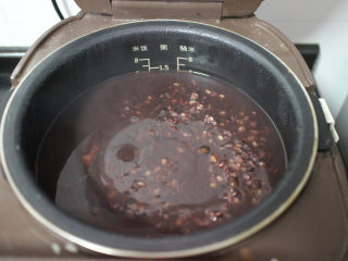 9、养生粥合集,煮到还剩下10分钟的时候，打开锅盖加冰糖，搅拌均匀，盖上盖子，继续煮完剩下的10分钟即可。不喜欢吃甜的，可以不加冰糖