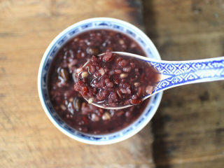 11、养生粥合集,这次做的黑豆杂粮粥里有黑米、黑豆、红米、糯米等杂粮材料，日常多食用它具有补肝肾、益精血和健脾养胃之功效。