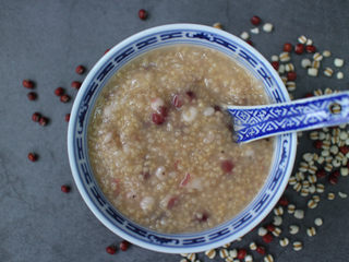 17、养生粥合集,成品。这次我做的小米粥里面加了薏米和红豆。要知道薏米可是很有营养价值的，不论用于滋补还是用于治病，作用都较为缓和，微寒而不伤胃。