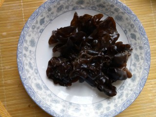 1、蔬菜沙拉,木耳洗净，泡发，泡2个小时左右。