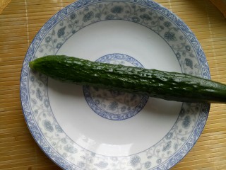 2、蔬菜沙拉,黄瓜洗净，备用。