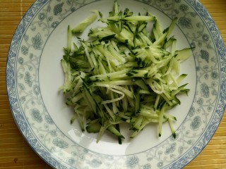 3、蔬菜沙拉,黄瓜切丝。