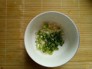 4、蔬菜沙拉,葱姜蒜适量。