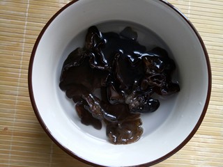 5、蔬菜沙拉,木耳放入锅里煮，煮5分钟左右。焯完放入凉水里。