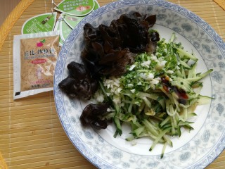 6、蔬菜沙拉,放入葱姜蒜、耗油、香油、盐。放入适量沙拉汁。