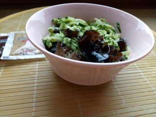 7、蔬菜沙拉,香脆可口的蔬菜沙拉完成了。