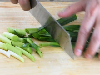 1、又一道下饭利器，营养丰富且简单易学,蒜洗净切段备用。