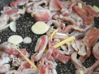 4、又一道下饭利器，营养丰富且简单易学,加入蒜片继续翻炒。