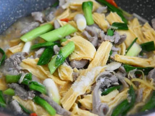 7、又一道下饭利器，营养丰富且简单易学,加入1勺糖炒匀即可。