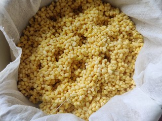 3、家庭版自制减脂绿豆糕（麻油蜂蜜版，无黄油无白砂糖无麦芽糖）,淘洗两遍后，放在高压锅里面隔水蒸，我下面有垫纱布，这样蒸出来水不是很多，方便后面炒制