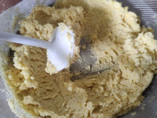 4、家庭版自制减脂绿豆糕（麻油蜂蜜版，无黄油无白砂糖无麦芽糖）,上汽后高压锅压30分钟，拿出来放到这种筛网里面过筛，这一步需要耐心。