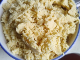 6、家庭版自制减脂绿豆糕（麻油蜂蜜版，无黄油无白砂糖无麦芽糖）,筛好之后的样子，我算了下过筛这一步我用了大概40分钟。